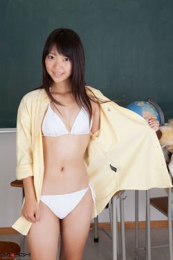 美女和男子亲吻吻胸